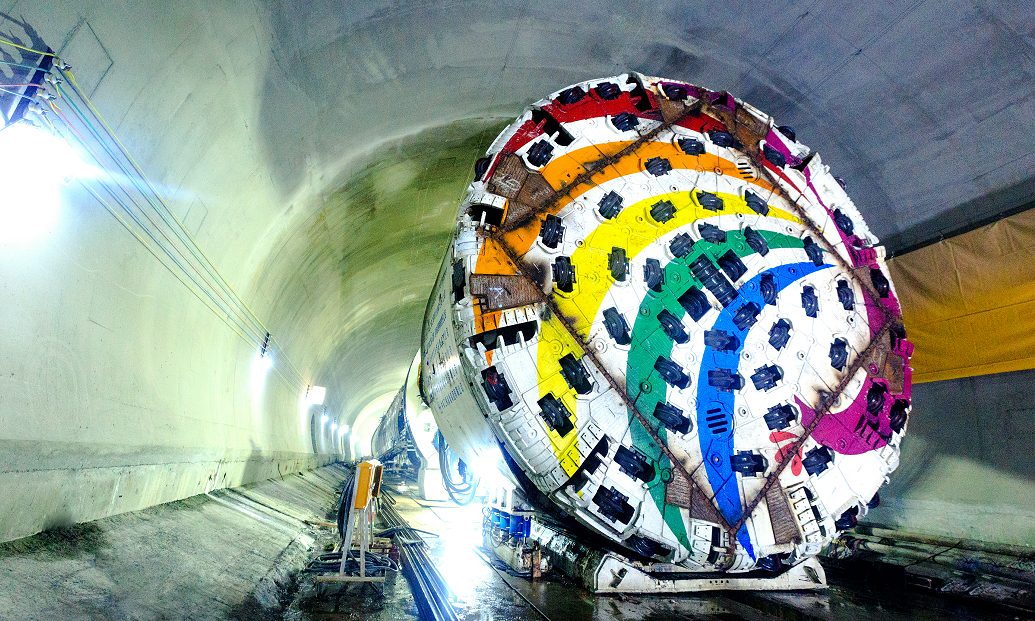 目前，中鐵裝備的創新團隊繼續完善隧道掘進機產品體系，完全掌握了TBM整機機電液集成控制技術、TBM滾刀刀圈耐磨增韌技術，攻克了TBM復雜施工環境下不良地質高精度成像與準確探測難題，構建了國際首個TBM施工信息綜合服務云平臺，首次實現了TBM掌子面在掘巖體力學參數的精確實時感知。（圖片來源：中鐵高新工業股份有限公司）