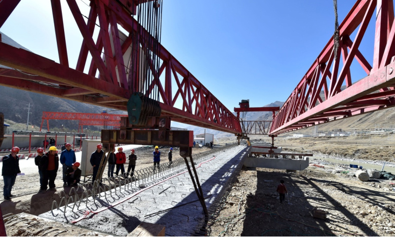 4月22日，由中鐵大橋局承建的拉薩至那曲高等級公路昂嘎大橋架設第一梁。昂嘎大橋全長246米，位于拉薩市羊八井峽谷，海拔高、地質條件復雜，是拉薩至那曲高等級公路重要控制性工程。（新華社記者 覺果 攝）
