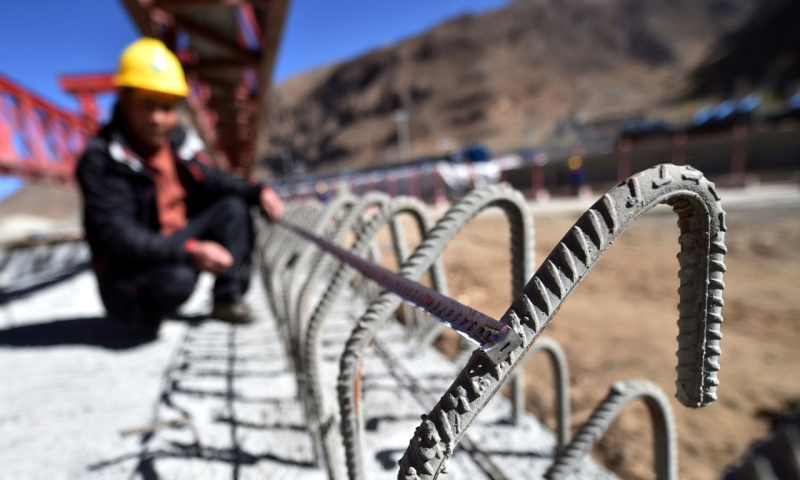 4月22日，工作人員在拉薩至那曲高等級公路昂嘎大橋施工現場測量有關數據。（新華社記者 覺果 攝）