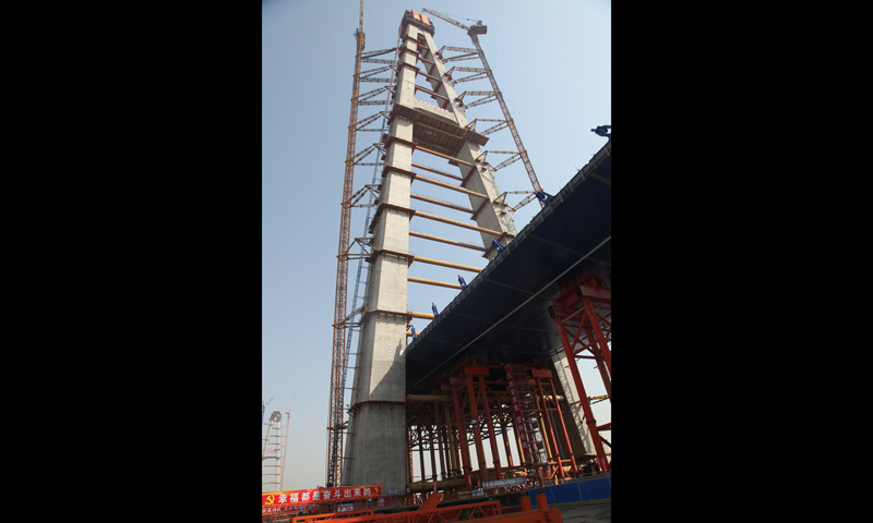 在該主塔施工中，中鐵大橋局采用智能旋挖鉆機、結構工況仿真分析軟件、在線監測及智能溫控預警系統、三維立體安全防護體系及超高塔高強混凝土一次泵送到位等先進的設備和技術，并在各施工工序中嚴格落實“吊裝令”“爬模令”“澆筑令”三令安全管理等多項創新舉措。圖為4月10日，武漢青山長江大橋南岸主塔成功封頂。