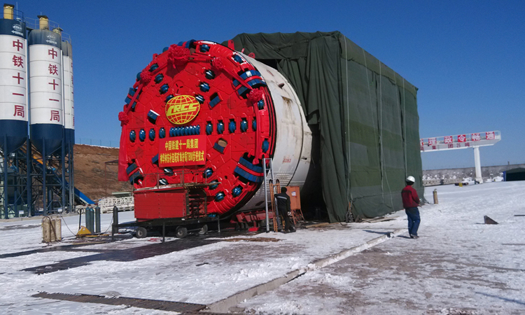 近年來，中國鐵建全力開拓全斷面隧道掘進機產業，實現從零起步、從無到有、從有到大，徹底打破了多年來國外掘進機的壟斷。圖為中國鐵建重工集團研制的單護盾斜井巖石隧道掘進機。