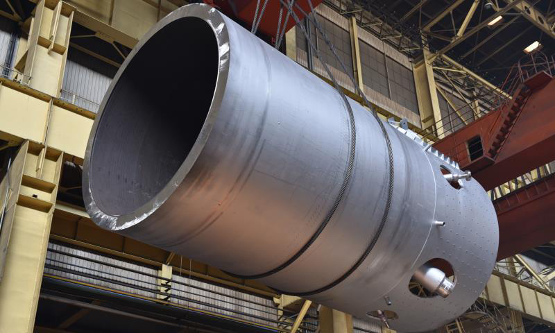 世界最大石化技術裝備---鎮海沸騰床渣油鍛焊加氫反應器組焊中。