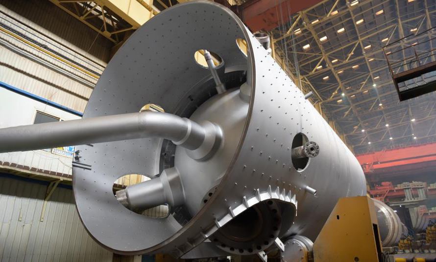 在制造過程中，由于沸騰床反應器結構不同于傳統固定床反應器，其內件安裝工藝復雜、加工精度高、制造難度極大。圖為世界最大石化技術裝備---鎮海沸騰床渣油鍛焊加氫反應器組焊中。