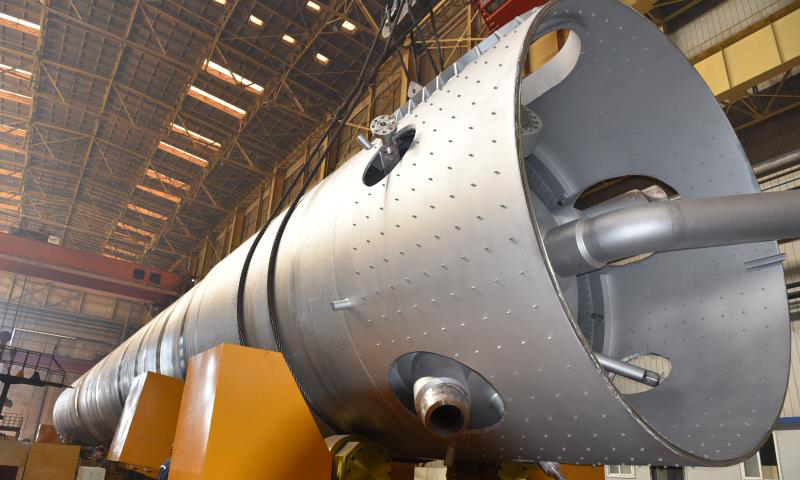 廣大工藝技術和一線員工嚴密項目管理、嚴格工藝規范、嚴肅質量監管，以精湛的制造技術，扎實的工作作風，先后攻克了反應器超長、超重、無法整體熱處理、射線檢測、非向心接管、不銹鋼接管全位置異種鋼焊接等諸多難題，優質高效地完成了制造任務。