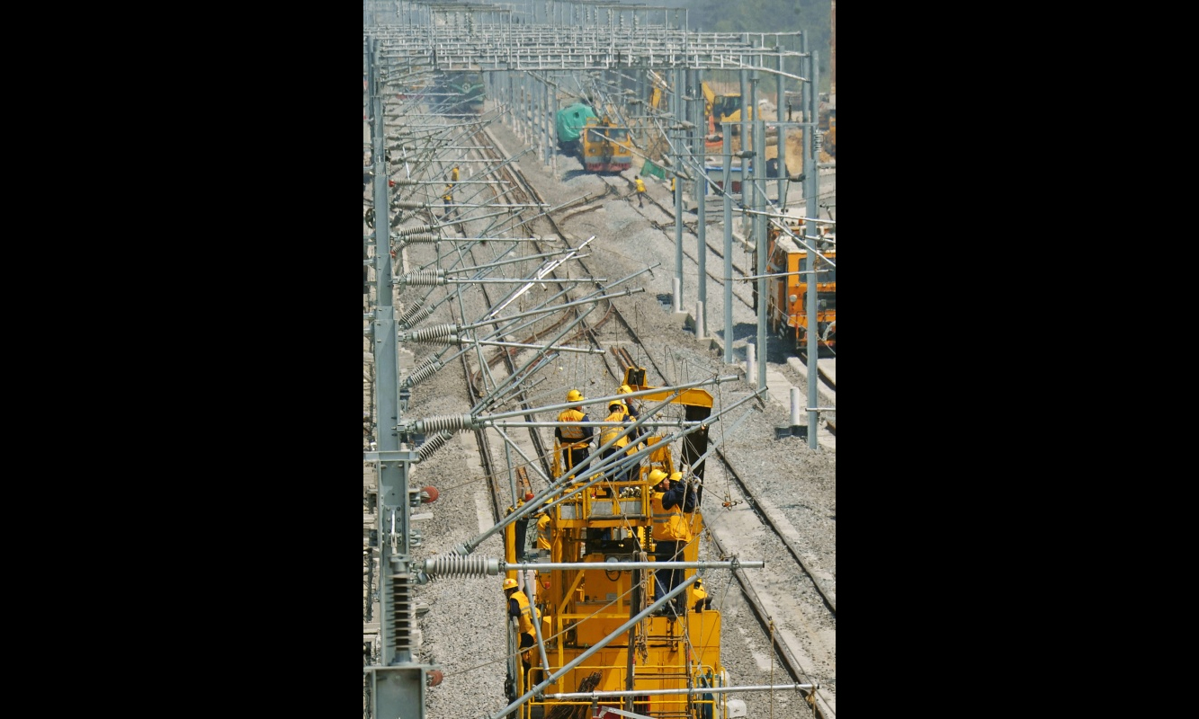 3月31日，中鐵電氣化局集團公司施工人員在杭黃高鐵浙江桐廬段調整接觸網導線。（新華社記者 譚進 攝）