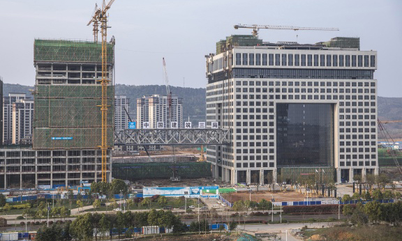 3月26日拍攝的正在提升的“空中生態綠廊”。（新華社記者 肖藝九 攝）