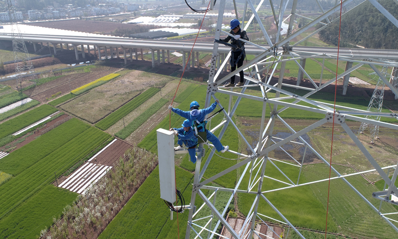 據初步測算，2018年南方電網云南公司可匹配共享1624座鐵塔、桿塔資源用于加建通信基站，累計節約土地資源近2萬平方米、少消耗塔材2萬余噸、縮短建設周期3萬多天、減少重復建設成本上億元……圖為工作人員在安裝通訊設備。（陳波 攝）