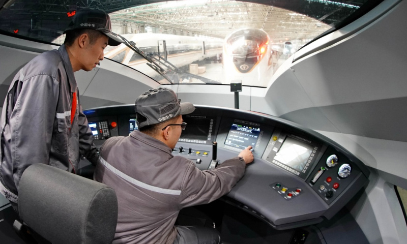 如今的唐車，具備年新造動車組120列、檢修動車組230列，同時新造城軌車600輛、碳鋼客車600輛、轉向架3600臺和檢修客車1000輛的綜合生產能力，2016年銷售收入突破220億元，是1978年的544倍。改革開放40年來，唐車走過國企改革從奠基、起步、發展到壯大的歷程，憑借工匠精神從“中國制造”向“中國創造”華麗蛻變。（新華社記者 楊世堯 攝）