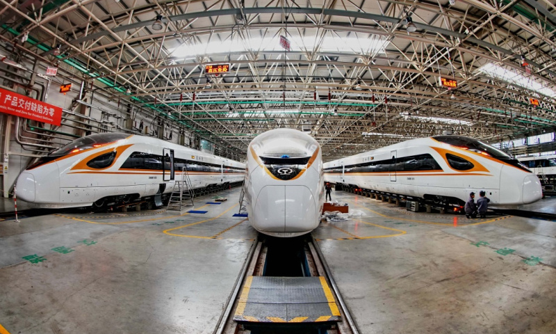 河北省唐山市中車唐山機車車輛有限公司（簡稱唐車）建于1881年，其發展歷程，是我國改革開放40年來，鐵路裝備制造業實現高質量發展的縮影。圖為中車唐山機車車輛有限公司的工人在復興號動車組生產線上工作。（新華社記者 楊世堯 攝）