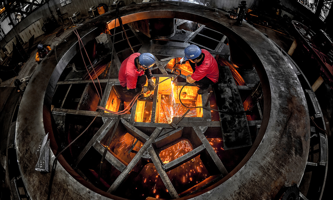 大型隧道掘進機是工程機械皇冠上的明珠，被譽為“地下航空母艦”。圖為中國鐵建重工集團工程師正在鉚焊掘進機刀盤。