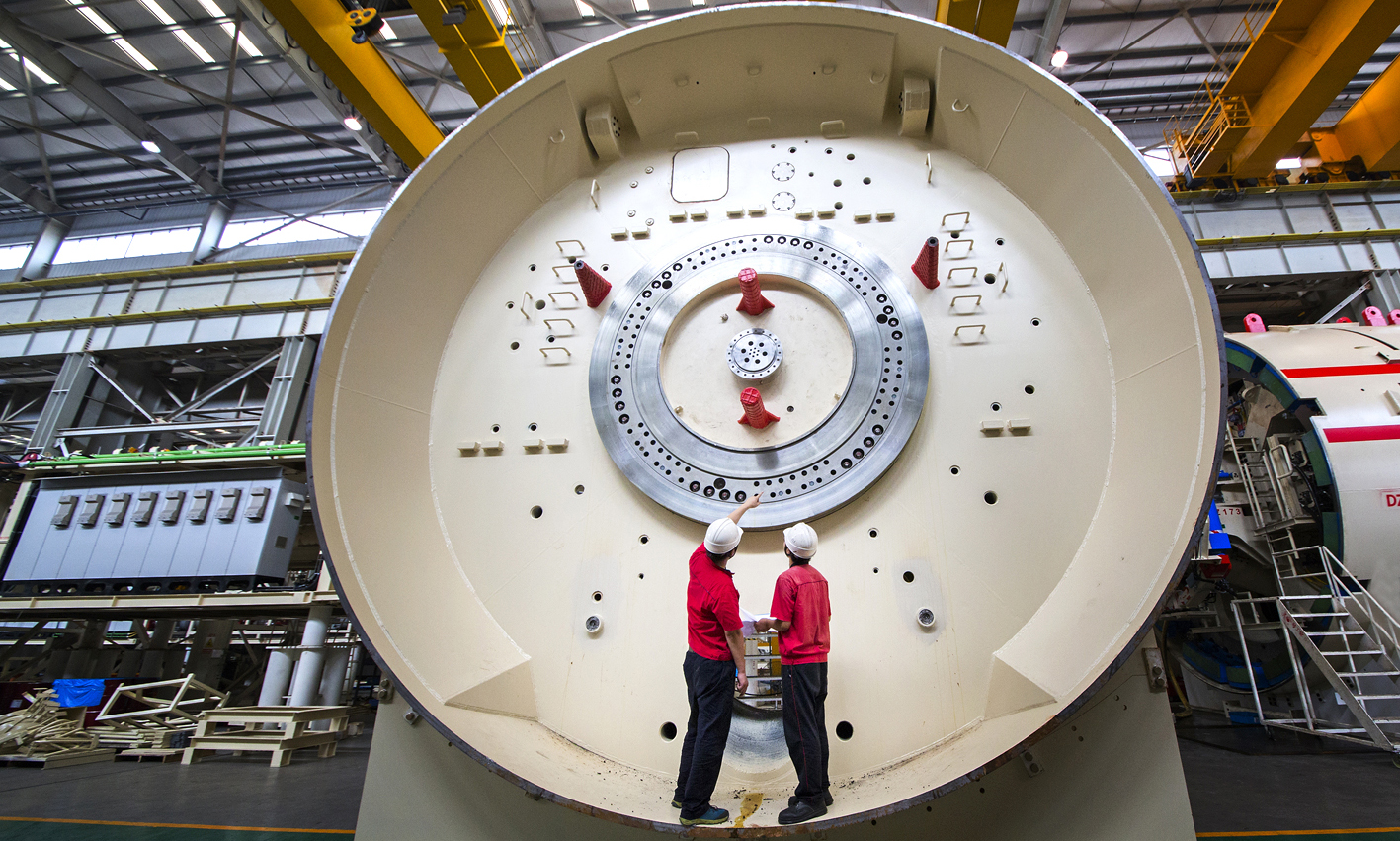 在機械工業領域，盾構機/TBM具有技術先進、產品附加值高、制造工藝復雜及上下游產業鏈長等特點，屬于大型高端施工成套裝備，是我重大基礎設施建設工程領域的重要利器。圖為安裝刀盤前，工程師對盾體內部進行最后檢查。