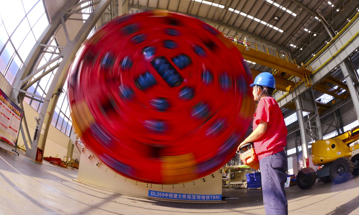 刀盤順利轉動，掘進機即將下線迎接實戰。