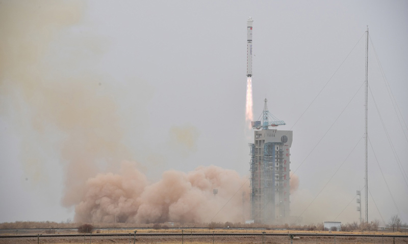 3月17日15時10分，我國在酒泉衛星發射中心用長征二號丁運載火箭，成功將陸地勘查衛星四號發射升空，衛星進入預定軌道，發射任務取得圓滿成功。新華社發（汪江波 攝）