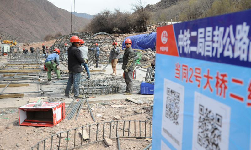 邦達機場是西藏海拔最高的機場，海拔4334米。昌都至邦達機場高等級公路一期路段工程全長26.9公里，設計時速80公里，計劃24個月完工。圖為3月10日，工人在昌都至邦達機場高等級公路一期路段工程施工現場進行樁基施工。（新華社記者 晉美多吉 攝）