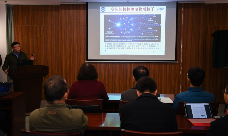 2017年11月30日，中科院紫金山天文臺在江蘇南京舉行暗物質粒子探測衛星“悟空”首批重大科學成果報告會。這是“悟空”首席科學家、中科院紫金山天文臺副臺長常進在報告會上介紹相關科研成果。（新華社記者 李響 攝）
