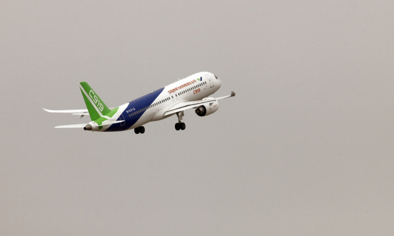 2017年5月5日，中國首款國際主流水準的干線客機C919在上海浦東國際機場首飛。（新華社記者 方喆 攝）