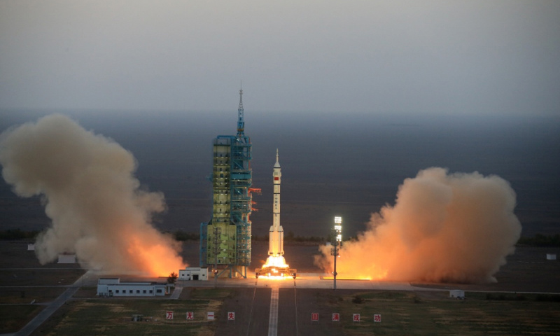 2016年10月17日7時30分，搭載著神舟十一號載人飛船的長征二號F遙十一運載火箭在酒泉衛星發射中心點火升空。（新華社記者 李剛 攝）