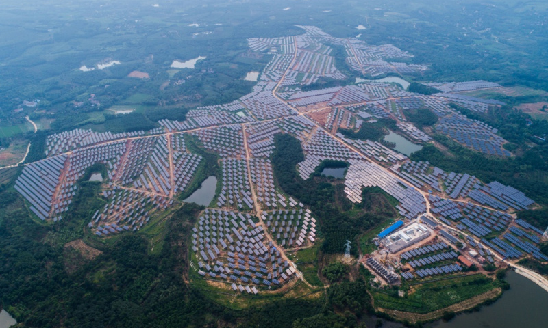 2017年6月27日，位于浙江省長興縣泗安鎮的110千伏浙能長興地面光伏電站正式并網發電。該光伏電站總裝機容量為79兆瓦，預計每年發電量超過7000萬千瓦時（無人機拍攝）。（新華社記者 徐昱 攝）