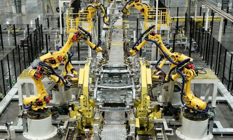 2017年12月5日，國能新能源汽車生產啟動儀式在天津濱海高新區舉行。這是機械手在國能新能源汽車焊接流水線上工作。（新華社記者 陳建力 攝）