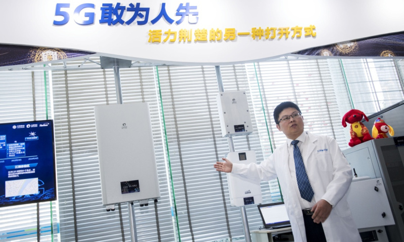 2018年2月1日，湖北首個室外5Ｇ試驗基站在武漢開通，這意味著5Ｇ技術在湖北的規模組網規模試驗已進入攻堅階段。這是2月5日，工作人員介紹5G試驗基站的射頻單元。（新華社記者 熊琦 攝）