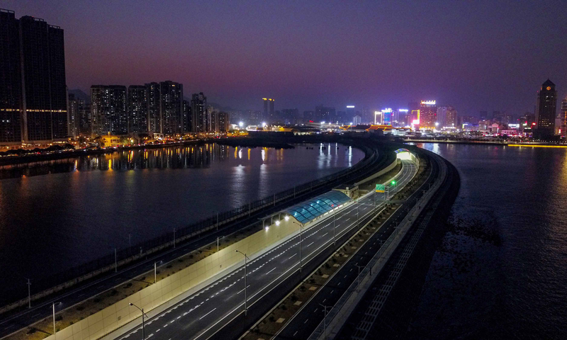 在拱北隧道建設的5年多時間里，不僅確保了6億多人次和1.6億車次車輛的安全順暢的通關，還開創了國內首例“曲線管幕+凍結法”施工方法，其管幕長度、管幕面積和凍結規模均刷新了世界同類隧道的施工紀錄。它的全面建成，為港珠澳大橋即將正式通車奠定了基礎，將有效助力粵港澳大灣區交通建設的互聯互通。（王會堂 攝）