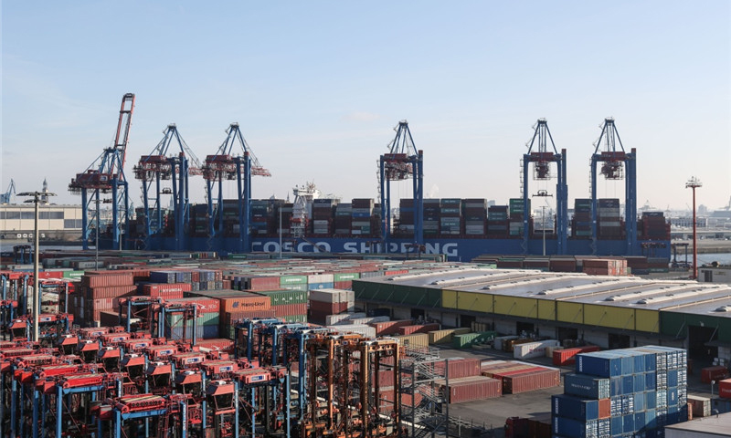 這是2月23日在德國漢堡港拍攝的集裝箱船“中遠海運白羊座”號。（新華社記者 單宇琦 攝）