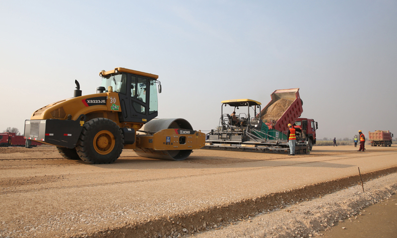 在巴基斯坦蘇庫爾附近的施工現場，車輛進行路面建設。（新華社記者 劉天 攝）
