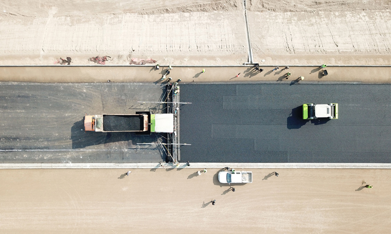 在巴基斯坦木爾坦附近的施工現場，瀝青鋪設設備進行作業。（新華社記者 劉天 攝）