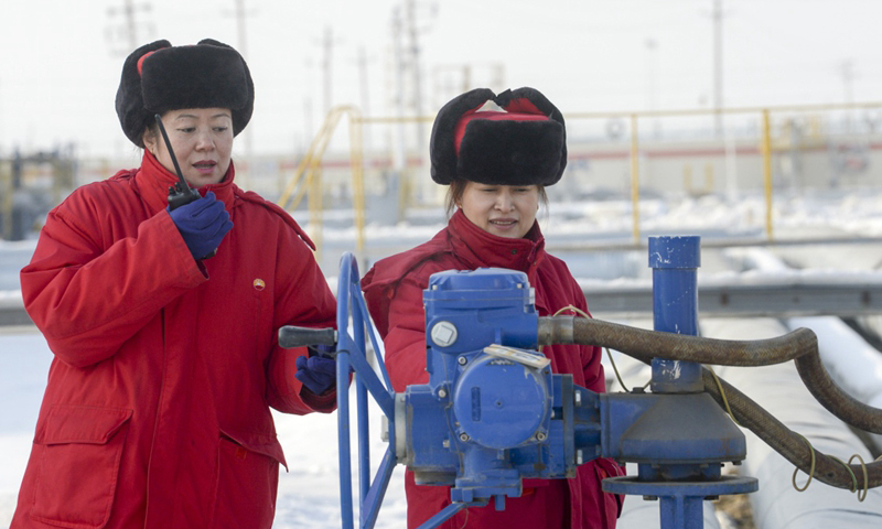 六十年來，石油人換了一代又一代，而以這個總站為起點的克獨管道，源源不斷地為獨山子石化基地送去原油，有力支持了國家各方面的建設。工作人員在新疆油田公司油氣儲運公司總站巡檢。（新華社記者 趙戈 攝）