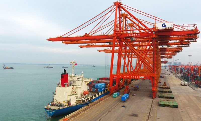 隨著汽笛長鳴，滿載貨物的集裝箱班列從欽州港火車東站駛出，前往波蘭馬拉舍維奇。1月17日，廣西首趟始發至歐洲的中歐班列開行，成為欽州港對外開放的又一標志性事件。圖為正在作業的廣西欽州港。（新華社記者 陸波岸 攝）