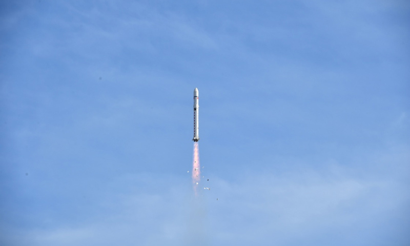 2月2日15時51分，我國在酒泉衛星發射中心用長征二號丁運載火箭成功將電磁監測試驗衛星“張衡一號”發射升空，進入預定軌道。這標志我國成為世界上少數擁有在軌運行高精度地球物理場探測衛星的國家之一。新華社發（汪江波 攝）