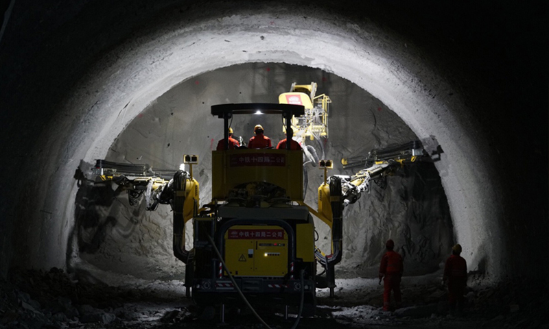 2月4日，中鐵十四局集團的建設者在施工。當日，延崇高速公路（北京延慶至河北崇禮）佛峪口隧道工程推進超一成。延崇高速是2022年冬奧會重大交通保障項目，預計2019年竣工。（新華社記者 邢廣利 攝）