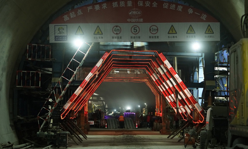 2月4日，中鐵十四局集團的建設者在施工。當日，延崇高速公路（北京延慶至河北崇禮）佛峪口隧道工程推進超一成。延崇高速是2022年冬奧會重大交通保障項目，預計2019年竣工。（新華社記者 邢廣利 攝）