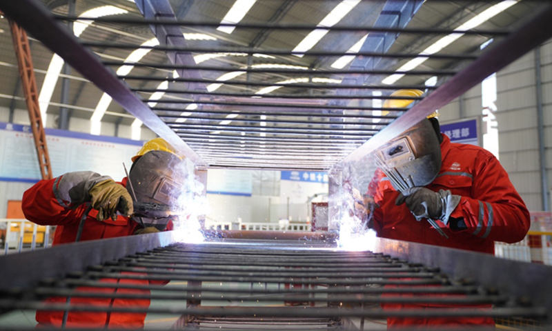 2月4日，中鐵十四局集團的建設者在焊制鋼結構件。當日，延崇高速公路（北京延慶至河北崇禮）佛峪口隧道工程推進超一成。延崇高速是2022年冬奧會重大交通保障項目，預計2019年竣工。（新華社記者 邢廣利 攝）