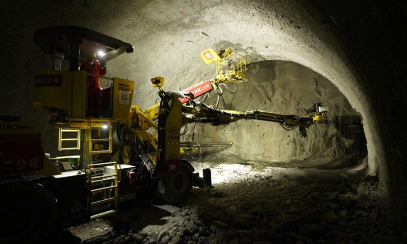 2月4日，中鐵十四局集團的建設者在施工。當日，延崇高速公路（北京延慶至河北崇禮）佛峪口隧道工程推進超一成。延崇高速是2022年冬奧會重大交通保障項目，預計2019年竣工。（新華社記者 邢廣利 攝）