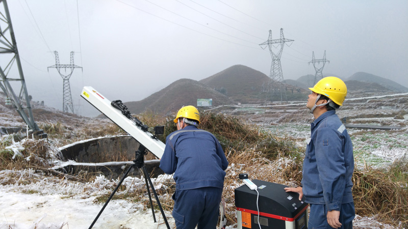 南方電網“激光大炮”——第五代激光清障儀，在實戰中完美還原了實驗室融冰實驗成果：遠距離在5至8分鐘內成功切斷了12厘米冰層。（楊挺 攝）