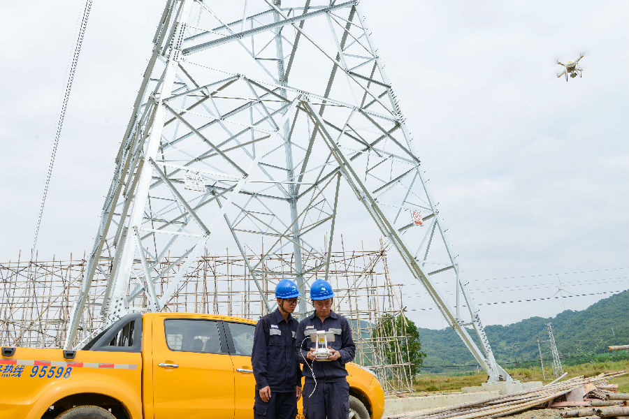 南方電網深入落實“四個革命、一個合作”能源安全新戰略，順應能源轉型大趨勢，加快新能源開發利用，積極發揮海上風電產業優勢。南方電網廣東電網公司成立海上風電服務中心，加快風電項目并網接入，建設相關配套線路工程。截止到2020年底，廣東海上風電項目中，湛江外羅一期、陽江南鵬島已實現全容量并網，珠海桂山一期、陽江沙扒一期、珠海金灣等部分容量并網發電，實現了風電投產即并網消納。圖為南方電網廣東陽江供電局輸電所利用無人機開展沙扒海上風電接入線路查驗。