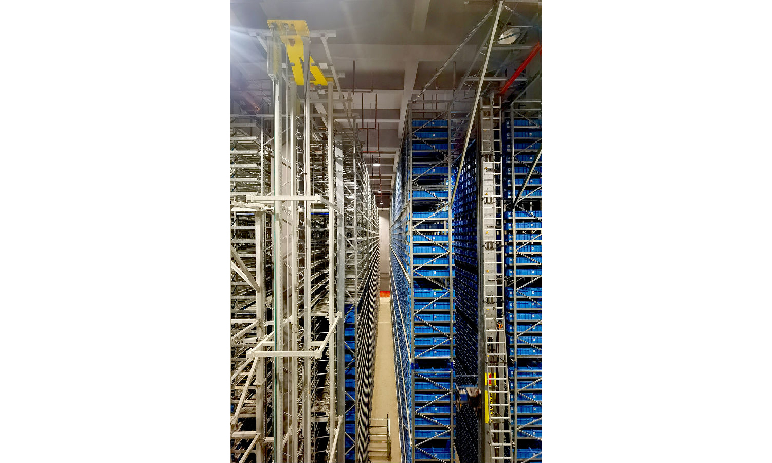 與傳統普通書庫存放300萬冊圖書需超過1萬平方米的面積相比，該智能立體書庫占地不到3000平方米。目前，該智能立體書庫的技術應用在國內處于領先地位，為西南地區首創。圖為立體書庫。