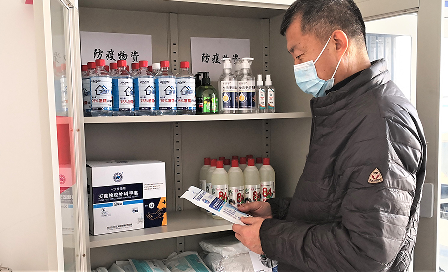 項目部負責人張東介紹，此次安排一線工人進行核酸檢測，是為出門在外的工人營造一個更安全的生產環境，同時消除工友們的顧慮，確保施工生產安全有序推進。眼看快過年了，項目部會確保每個人做完核酸檢測，安安全全回家，過一個平安的春節。圖為防疫物資登記檢查。