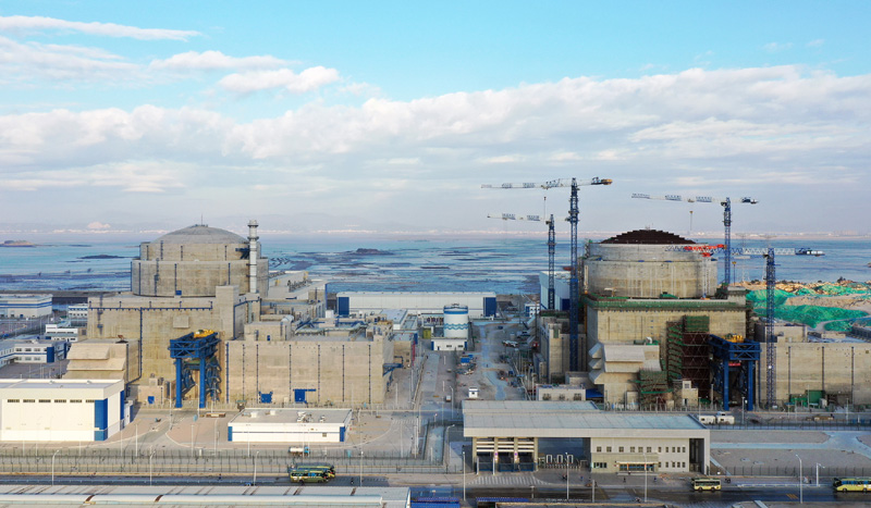 1月11日，“華龍一號”示范工程——中核集團福清核電6號機組完成冷態性能試驗。“華龍一號”是我國具有完全自主知識產權的三代核電技術，設計壽命為60年，在安全性上滿足國際最高安全標準要求。圖為1月4日拍攝的“華龍一號”示范工程福清核電5號機組（左）和6號機組。（新華社發）