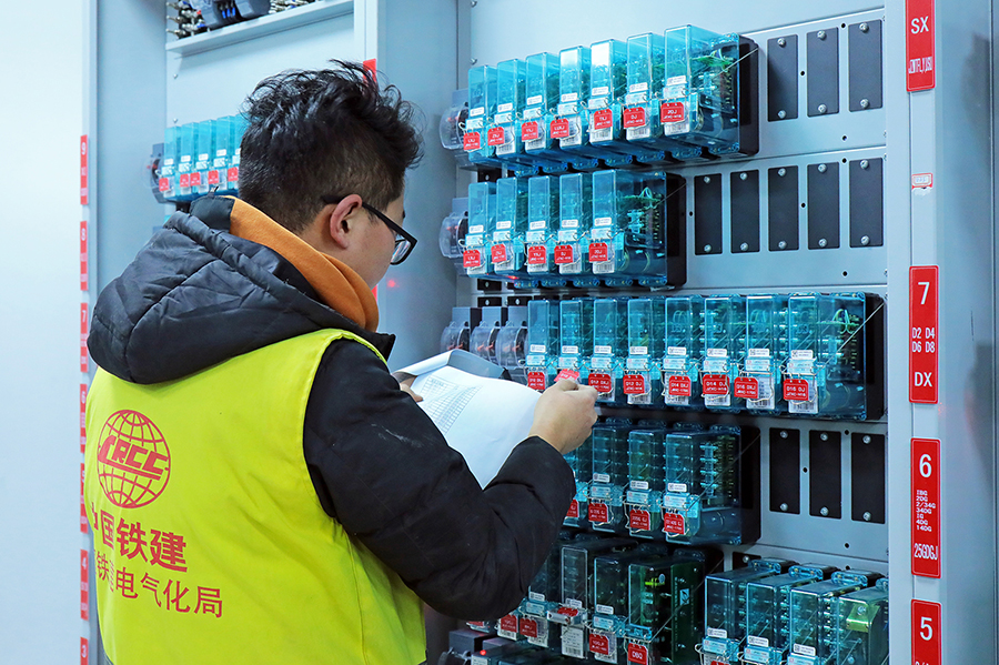 為了確保工程順利完成，項目部超前謀劃，制定詳細的施工方案、安全應急預案和后勤保障措施，明確人員主體責任，細化施工任務，精心組織300多名員工參與施工，確保了“一線不錯，一點不差，一事不出，一開必通”的開通目標。（曹筱璐 攝）