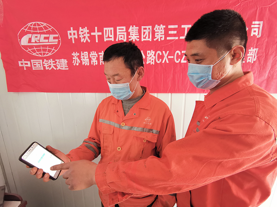 為全面落實國務院正在開展的根治欠薪冬季專項行動，切實保障勞動者的勞動報酬權益，中國鐵建所屬中鐵十四局三公司充分做好資金保障，多措并舉，凝心聚力做好農民工工資發放工作。圖為實行勞務實名制保障農民工工資支付。（宋珊 攝）