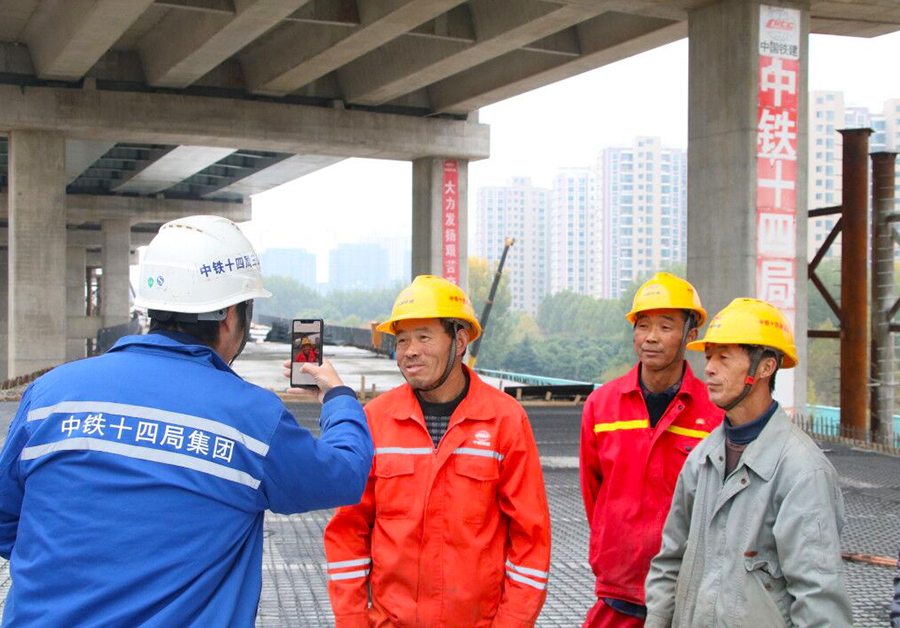 日前，該公司召開2020年度保障工資支付專題工作視頻會議，要求對項目部保障工資支付摸清底數，嚴肅制度落實，有效推動計量支付工作。圖為為農民工逐個進行實名認證打卡。（劉面 攝）