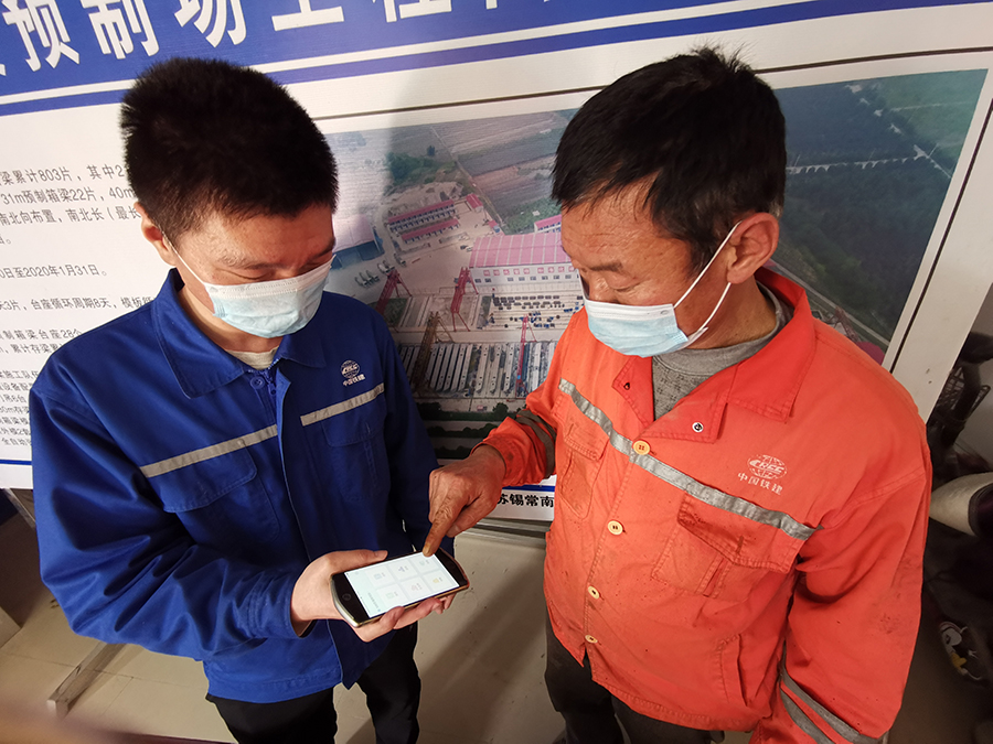 該公司在所屬項目建立農民工工資代發制度，并設立農民工工資專戶，項目部統一為進場農民工辦理銀行工資卡，并由勞資專員發放到本人手中，簽領確認并書面承諾銀行工資卡為本人持有。圖為實行勞務實名制保障農民工工資支付。（宋珊 攝）