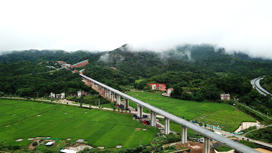 日前，在贛深高鐵白碗窯大橋施工現場，伴隨著一榀近900噸、32米長的箱梁緩緩落位，梁德春等4名裝吊工兩兩配對，充當前后橋墩的“監視員”，用他們的“火眼金睛”緊盯梁片下落，保障了落梁精確到位，這榀箱梁的架設完成標志著贛深高鐵4標主體工程貫通。圖為已架設完成橋梁。（黃詩偉 攝）