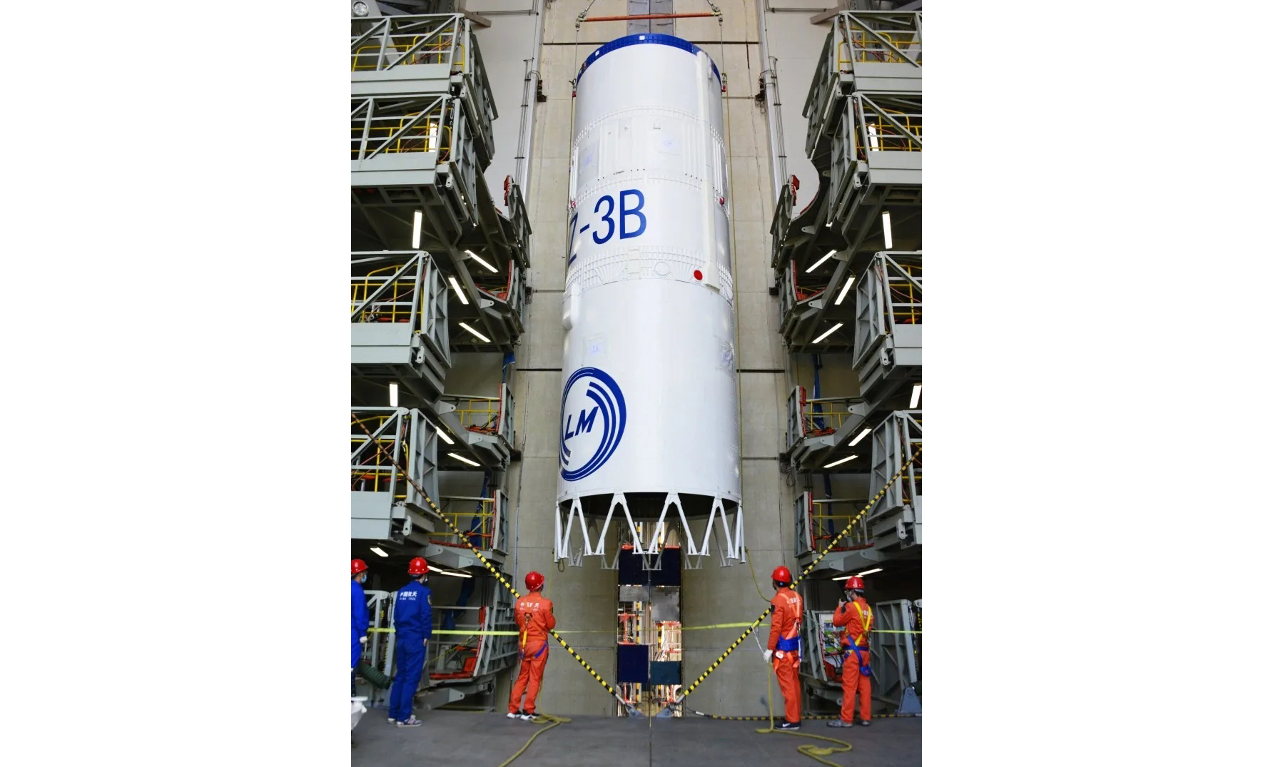 此次任務是長征系列運載火箭第358次發射，長三甲系列火箭第117次發射。圖為火箭吊裝。（張旖旎 攝）