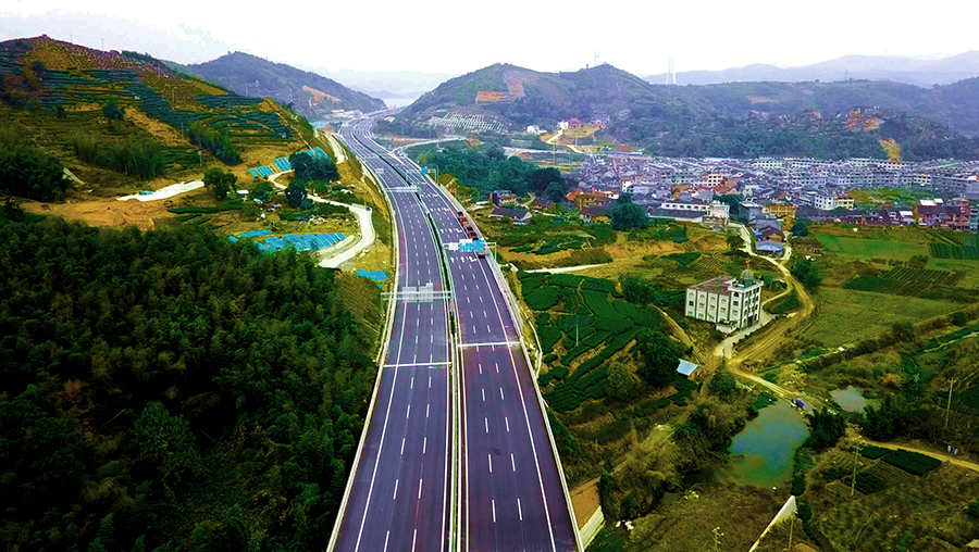 1月18日，由中國鐵建所屬中鐵十四局、中鐵十七局、中鐵十二局集團等單位參建的福建沙埕灣跨海公路正式建成通車。該公路是國家高速公路網寧波至東莞線的重要組成部分，海峽西岸經濟區高速公路網“三縱八橫”主骨架中的“第二縱”跨越沙埕灣的關鍵性工程。主線全長20.19公里，雙向六車道，設計時速100公里。圖為建成后的沙埕灣跨海公路。（靳長輝 攝）