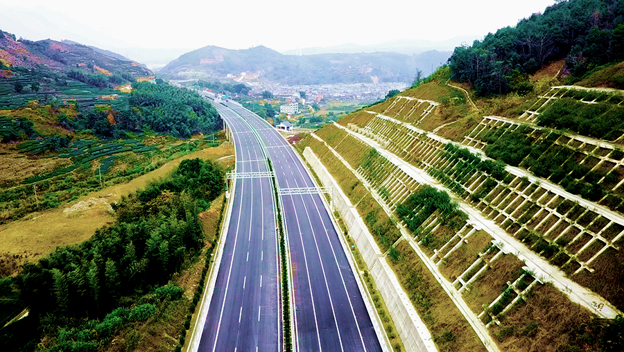 同時，建設者積極推廣“四新技術”應用，合理優化資源配置，探索出“綠色·生態環保、藍色·品質打造、金色·成本管控”的“三色管理體系”，高質量完成了施工任務。圖為建成后的沙埕灣跨海公路。（靳長輝 攝）