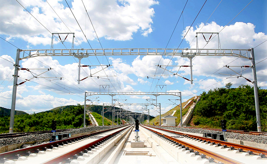 中國鐵建將智慧融通、精益建造刻在了京哈高鐵京承段的多項工程上。其中，北京朝陽站創下了國內鋼筋混凝土結構雨棚上蓋停車場面積之最、國內站房外幕墻單塊玻璃高度和重量之最。圖為京哈高鐵京冀段整齊排列的接觸網硬橫梁。