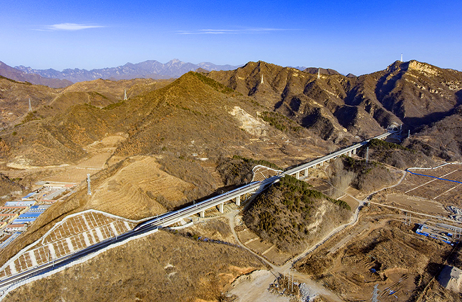 順義西站、懷柔南站、密云站擁有全線僅有的3座高架站臺，營造了北京民居的建筑風格，為人們提供溫馨的乘車體驗。圖為列車通過中鐵十一局承建的轉湖玉特大橋。（張航 攝）